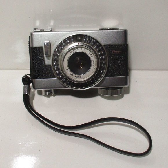 Vintage Ricoh Auto Shot 35mm Mechanical Wind-up Camera Exc+5 Meter-OK , DHL From - Picture 1 of 8